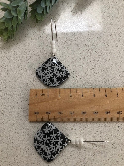Bead Petal Drops - Black/White